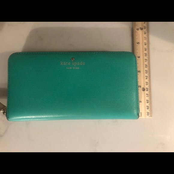 Kate Spade New York Green Cobble Hill Lacey wrap around Wallet. - Picture 4 of 13